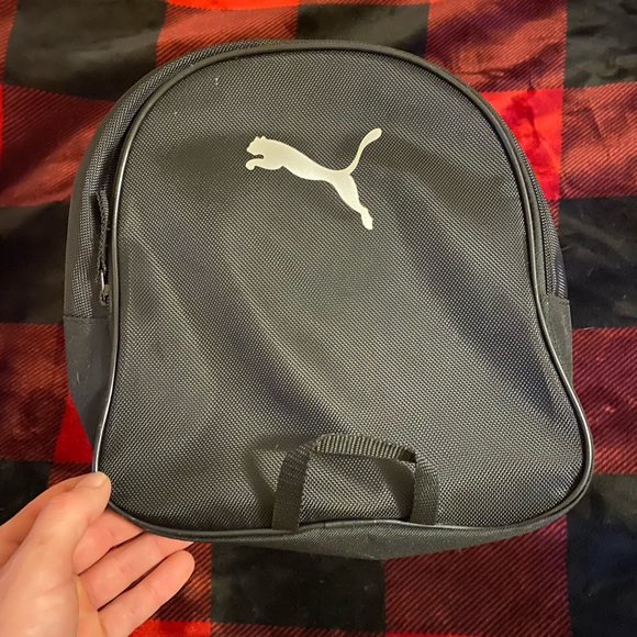 I’m selling a new Puma Contender 3.0 Duffel bag with a footwear compartment. - Picture 3 of 8